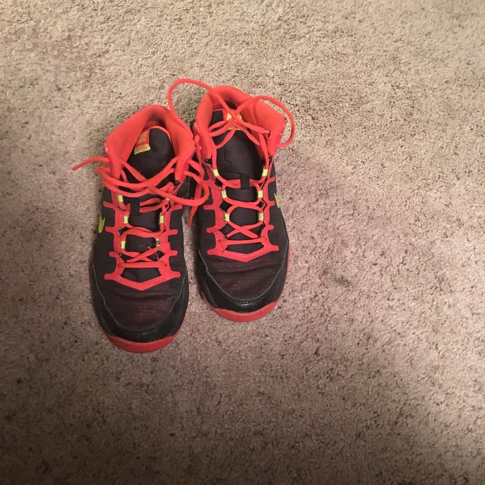 Youth Nike size 7 basketball shoes